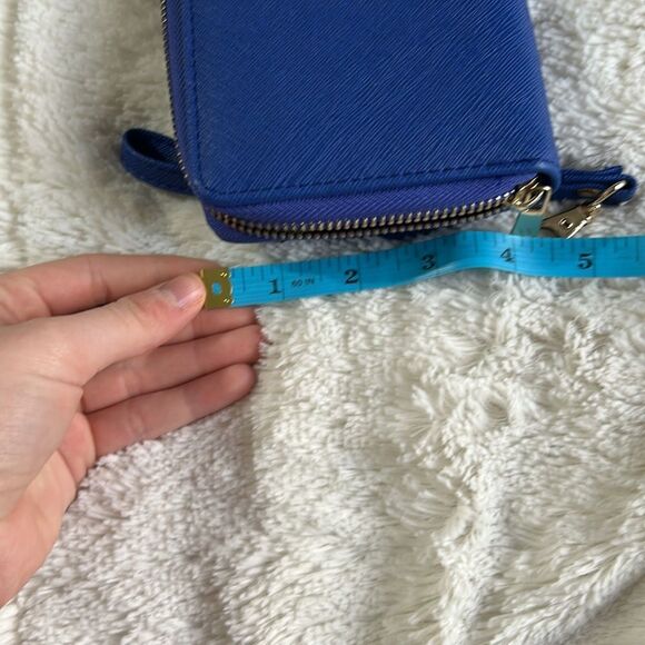 Blue wristlet with gold insides and detachable chain - Picture 6 of 6